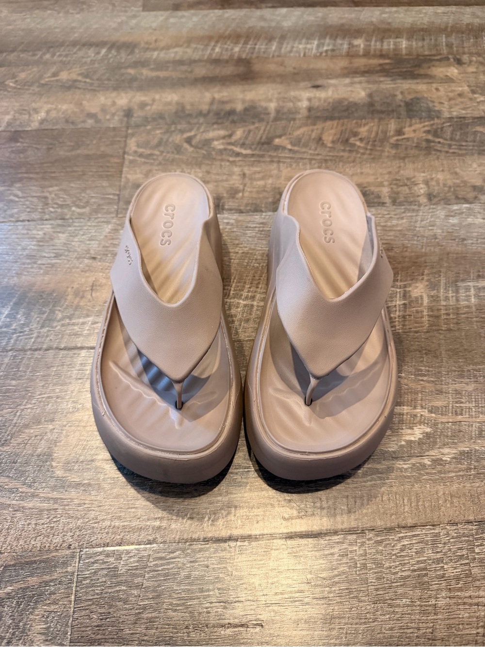 Crocs Brooklyn Platform Flip Sandals Womens Size 9 Taupe Lightweight Comfort